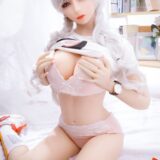 Japanische Sexpuppe mit großen Brüsten