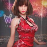 Chinesische Sexpuppe mit traditioneller Robe