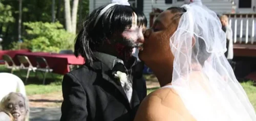 Felicity – Eine lesbische Amerikanerin hat ihre Zombie-Puppe geheiratet